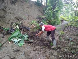 AKIBAT HUJAN DERAS MENYEBABKAN TALUD LONGSOR