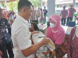 BUPATI MENYERAHKAN SECARA SIMBOLIS PROGRAM CPP KEPADA KPM 